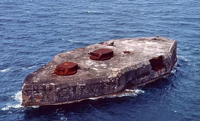 Είδαν αυτόν τον παράξενο βράχο στην μέση της Θάλασσας – Όταν πλησίασαν πιο κοντά, αυτό που ανακάλυψαν τους έκανε να παγώσουν (εικόνες, βίντεο)